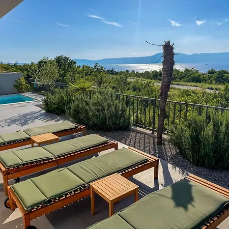 Maris -heated Pool *