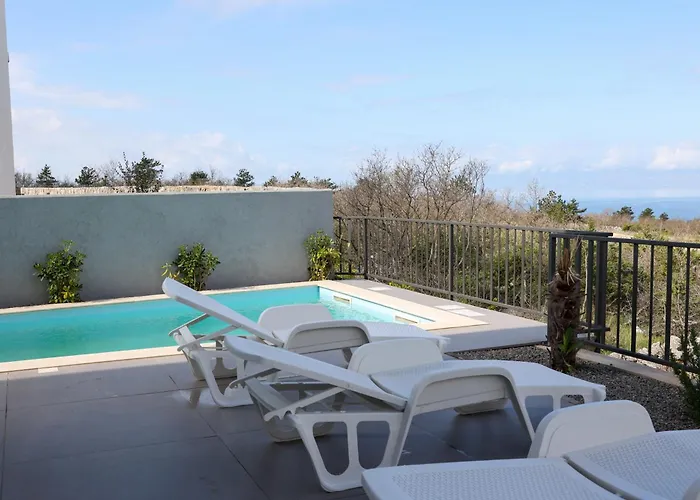 Maris -heated Pool *